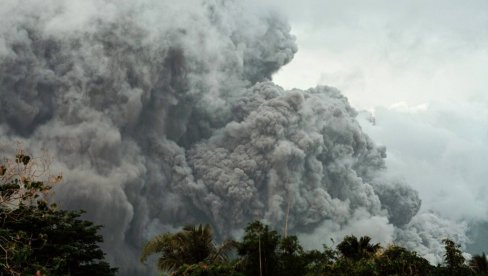 Hitno evakuisano više od 300 porodica! Gusti pepeo prekrio nebo, ljudi u panici (Foto/Video)