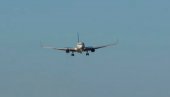Avion se zakucao u kamion i uličnu rasvetu: Sletanje krenulo po zlu, pojavio se snimak jezivog udara (Video)