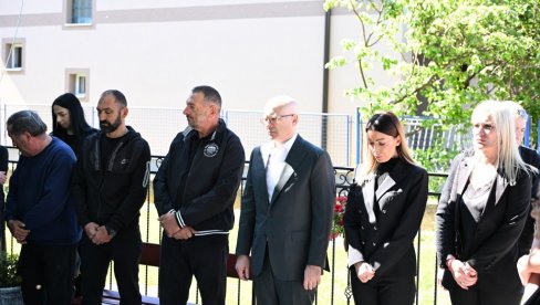 Održan pomen za ubijene u Malom Orašju i Duboni: Lider SNS i ministarka privrede položili vence i stali kraj neutešnih roditelja