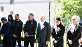 Одржан помен за убијене у Малом Орашју и Дубони: Лидер СНС и министарка привреде положили венце и стали крај неутешних родитеља