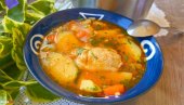 Recept za pravi pileći paprikaš bez brašna i zaprške: Trik sa krompirom učiniće da vaš paprikaš bude kremast i neodoljiv (video)