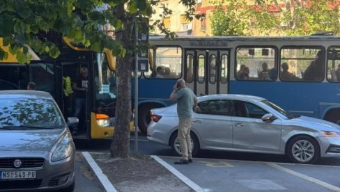 ПОЗИВАЈУ НА ОДГОВОРНОСТ, А БЕЖЕ! Аутобус блокадера Јаћимовића ударио возило, па покушао да напусти лице места!