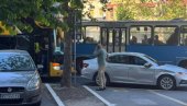 Позивају на одговорност, а беже! Аутобус блокадера Јаћимовића ударио возило, па покушао да напусти лице места!