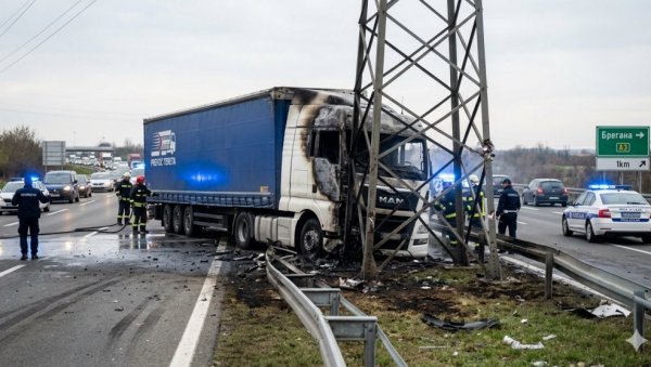 Камион пробио ограду на ауто-путу и запалио се: Детонације спречиле присутне да побогну возачу