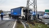 Камион пробио ограду на ауто-путу и запалио се: Детонације спречиле присутне да побогну возачу