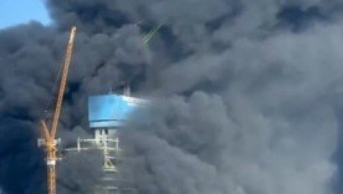 ДРАМАТИЧНИ СНИМАК ПОЖАРА У ДУБАИЈУ: Пламен гута небодер, облак црног дима све прекрио (ВИДЕО)
