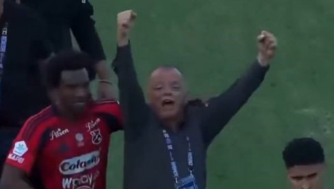 PIJANI GAZDA KLUBA SLAVIO PORAZ SVOG TIMA! Igrači morali da ga spasavaju od besa navijača (VIDEO)