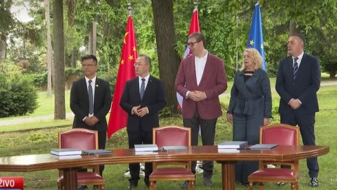 БЕОГРАД, МЛАДЕНОВАЦ, АРАНЂЕЛОВАЦ ЗА ТРИ ГОДИНЕ ГОТОВО: Вучић присуствује потписивању докумената за изградњу пута Вожд Карађорђе (ВИДЕО)