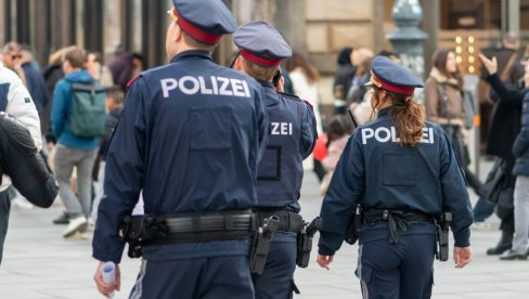 HOROR U AUSTRIJI: Deda (90) nasred ulice ubio ženu i ćerku, pa pucao u sebe (FOTO)
