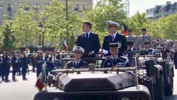 СМОТРА У РАТНА ВРЕМЕНА: У Паризу традиционалном свечаношћу код Тријуфалне капије обележен Дан победе у Другом светском рату