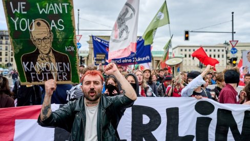 ШАМАР ЗА МЕРЦА: Ученици широм Немачке протестују против војне обавезе - „Никад више рат“