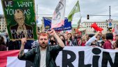 ШАМАР ЗА МЕРЦА: Ученици широм Немачке протестују против војне обавезе - „Никад више рат“