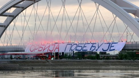 PRELEP PRIZOR U NOVOM SADU: Baklje i transaprent Srbija pobeđuje na Žeželjevom mostu (FOTO/VIDEO)
