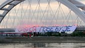 PRELEP PRIZOR U NOVOM SADU: Baklje i transaprent Srbija pobeđuje na Žeželjevom mostu (FOTO/VIDEO)