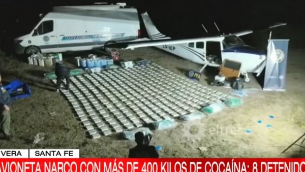 ПРЕСРЕТНУТ АВИОН СА ВИШЕ ОД 400 КИЛОГРАМА КОКАИНА: Ухапшени пилот и копилот, као и још шест особа повезаних са шверцом дроге (ВИДЕО)