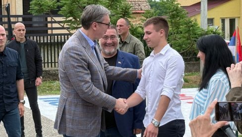 ПРЕДСЕДНИК У ШИДУ: Вучић у посети породици Булатовић (ФОТО/ВИДЕО)