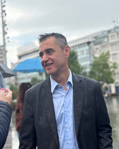 НИКЕЗИЋ СЛИКА И ПРИЛИКА СКУПА: Економски стручњак на апаратима након дебакла на Тргу републике (ФОТО)