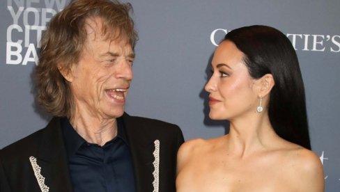 МИК ЏЕГЕР НЕ СКИДА ПОГЛЕД СА СВОЈЕ ВЕРЕНИЦЕ:О разлици од 44 године никада не размишљају!