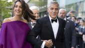 CEO SVET PRIČA O AUTFITU AMAL KLUNI KOJI JE OBUKLA ZA MUŽEV 65. ROĐENDAN: Pokazala noge dok je šetala plažom