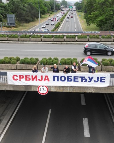 МОЋНЕ СЦЕНЕ ИЗ БЕОГРАДА: Грађани поручили да Србија побеђује (ФОТО)