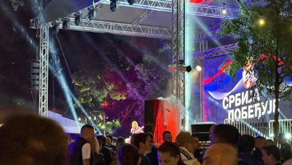 ЖУРКА У ПИОНИРСКОМ ПАРКУ: Величанствена атмосфера и јасна порука Србија побеђује (ФОТО/ВИДЕО)