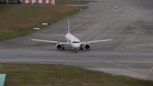 BIZARNO: Avion udario i usmrtio jednu osobu na pisti, putnici evakuisani