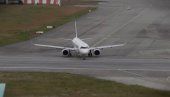 BIZARNO: Avion udario i usmrtio jednu osobu na pisti, putnici evakuisani