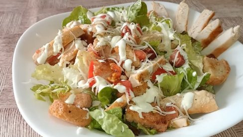 CEZAR SALATA NA SRPSKI NAČIN: Recept koji je zaludeo i najveće gurmane