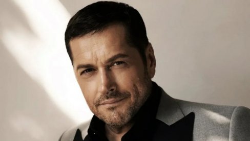 FANTOMSKI OSEĆAJ BOLA: Aco Pejović otpevao baladu koja peče i leči (FOTO)