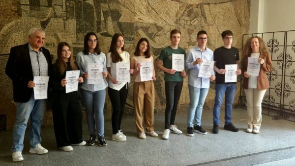 ЗАБЛИСТАЛИ ПАРАЋИНСКИ ГИМНАЗИЈАЛЦИ: 14 ученика освојило десет награда из физике