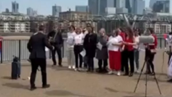 ХАЛО ЛУДНИЦА, ИМАТЕ ОДБЕГЛЕ ПАЦИЈЕНТЕ! Извитоперени блокадери плаше људе на улици (ВИДЕО)