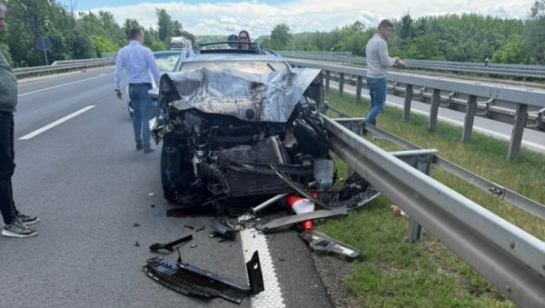 НЕСРЕЋА НА АУТО-ПУТУ КА НОВОМ САДУ: Возило потпуно смрскано (ФОТО)