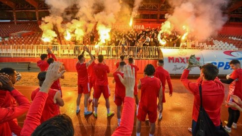 ВРАТИТЕ ПЕХАР У НОВИ САД! Навијачи Војводине испратили фудбалере на финале Купа Србије