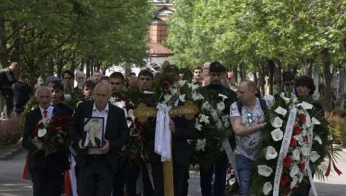 REKE LJUDI NA OPROŠTAJU OD LEGENDE ZVEZDE: Sahranjen Vladimir Cvetković (FOTO)