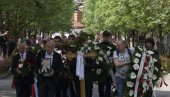 REKE LJUDI NA OPROŠTAJU OD LEGENDE ZVEZDE: Sahranjen Vladimir Cvetković (FOTO)