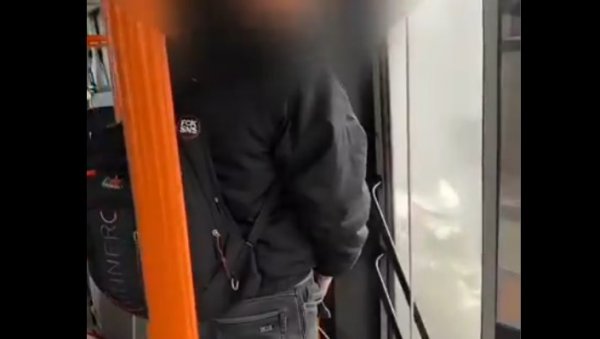УЖАС: Блокадер болесник уринира у аутобусу (ВИДЕО)