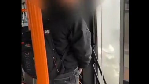 UŽAS: Blokader bolesnik urinira u autobusu (VIDEO)