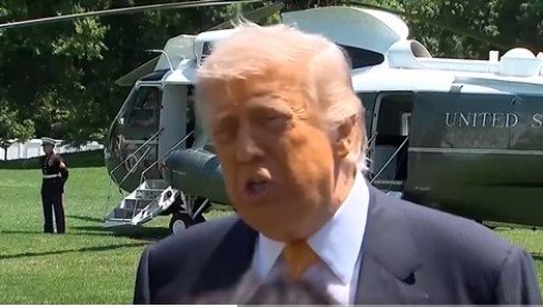 ГЛУПА СИ, НИСИ ПАМЕТНА ОСОБА Трамп побеснео пред камерама и брутално извређао новинарку