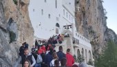 МЛАДИ ЖЕЉНИ ОСТРОГА ТРАЖЕ СМИСАО ЖИВОТА: Новости, међу масом верника, са хиљадама њих из Црне Горе, Србије, РС... (ФОТО)