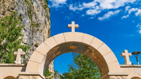 SVEŠTENIK ZANEMEO: Evo šta je mladić uneo kod moštiju Svetog Vasilija Ostroškog