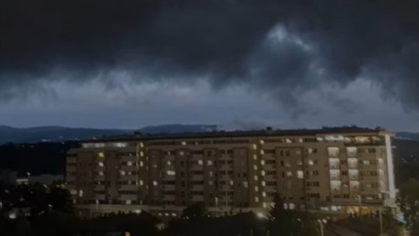 КАО ИЗ АПОКАЛИПТИЧНОГ ФИЛМА: Црни облаци за тренутак прекрили Крагујевац (ВИДЕО)