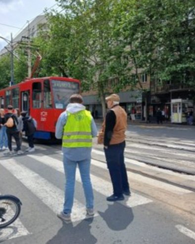 БЛОКАДЕРИ НЕМАЈУ ГРАНИЦА: Њих десетак малтретира цео Београд (ФОТО)