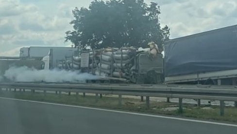 SUDAR DVA KAMIONA NA AUTO-PUTU: Jedna osoba poginula, gas curi, deonica zatvorena za saobraćaj