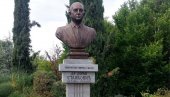 DR ZORANU STANKOVIĆU DOSTOJAN BELEG I MESTO: Bista čuvenog lekara zablistala u Manastiru Svete Petke u Bijeljini (FOTO)