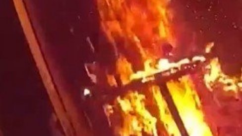 ПОЛИЦАЈАЦ УЛЕТЕО У СТАН И СПАСАО МАЈКУ СА ДВОЈЕ ДЕЦЕ: Камера на његовој униформи снимила језиве тренутке (ВИДЕО)