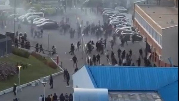 ПОЈАВИО СЕ СНИМАК ХАОСА ИСПРЕД ЛАГАТОРА! Ево како су се навијачи сукобили с полицијом! (ВИДЕО)