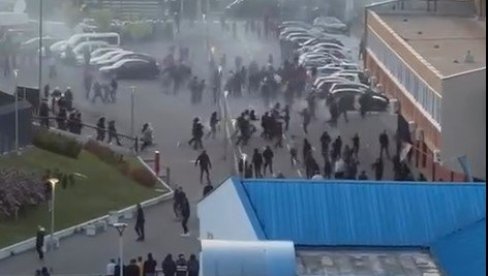 POJAVIO SE SNIMAK HAOSA ISPRED LAGATORA! Evo kako su se navijači sukobili s policijom! (VIDEO)