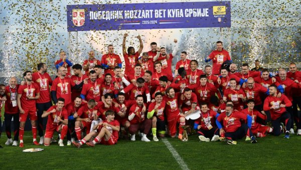 ЕВО ГА И ОН! Пехар подигао и Звездин фудбалер кога навијачи обожавају, али не и Дејан Станковић