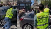 БЛОКАДЕРСКА БАХАТОСТ МОГЛА ДА УБИЈЕ ЧОВЕКА: Показали су поново да се понашају као друмски разбојници, туку људе (ВИДЕО)
