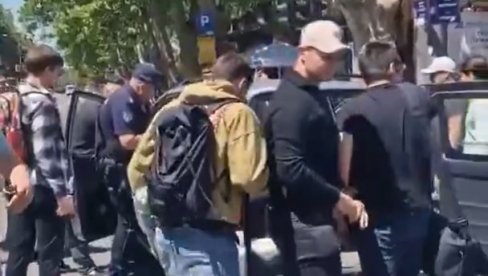POGLEDAJTE ŠTA ST*KA RADI Isplivao snimak brutalnog huliganstva blokadera: Oni su direktni krivci za sve što se desilo danas kod Pravnog